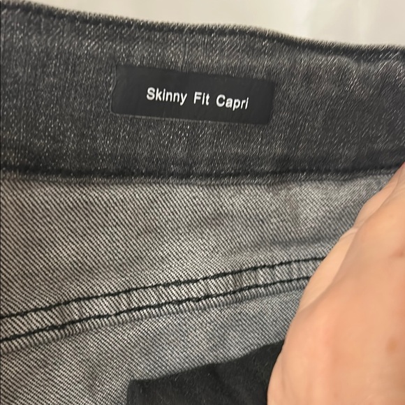 Women’s Judy Blue black slightly distressed skinny fit capri jeans Size 14W - Picture 8 of 12